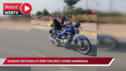 Kasksız motosikletlinin tehlikeli yolcuğu kamerada