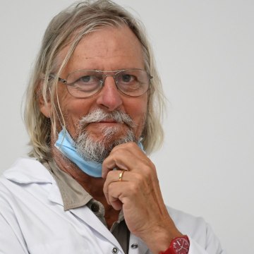 Covid-19 : le Dr Raoult propose de tester le Vicks VapoRub mais se fait contredire par la marque (1)