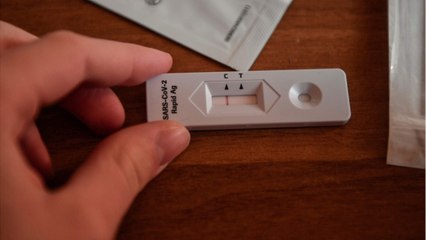 Testé positif au Covid-19, il prend l'apparence de sa femme pour prendre un vol