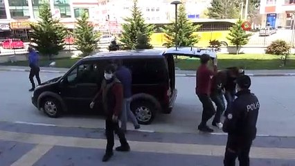 Kız kardeşini sosyal medyadan takip eden arkadaşını öldürdü