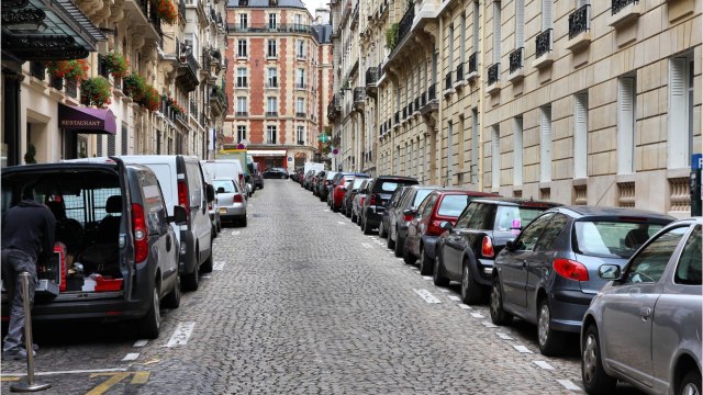 Stationnement à Paris : ce qui va changer pour les deux-roues et les voitures d’ici à 2022