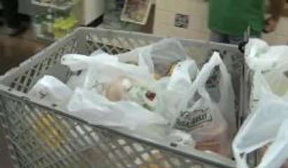 Adiós a las bolsas de plástico en los supermercados de California