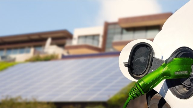 Équipée de panneaux solaires, cette voiture électrique réalise des performances impressionnantes