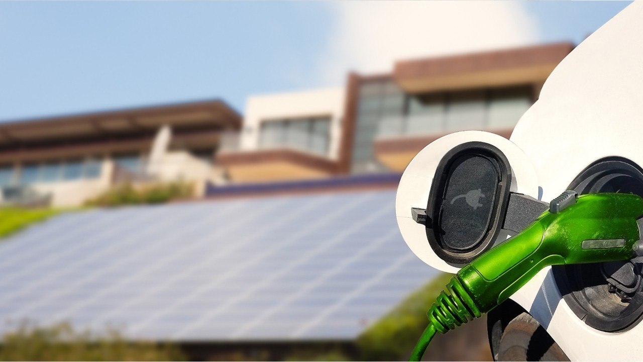 Équipée de panneaux solaires, cette voiture électrique réalise des performances impressionnantes