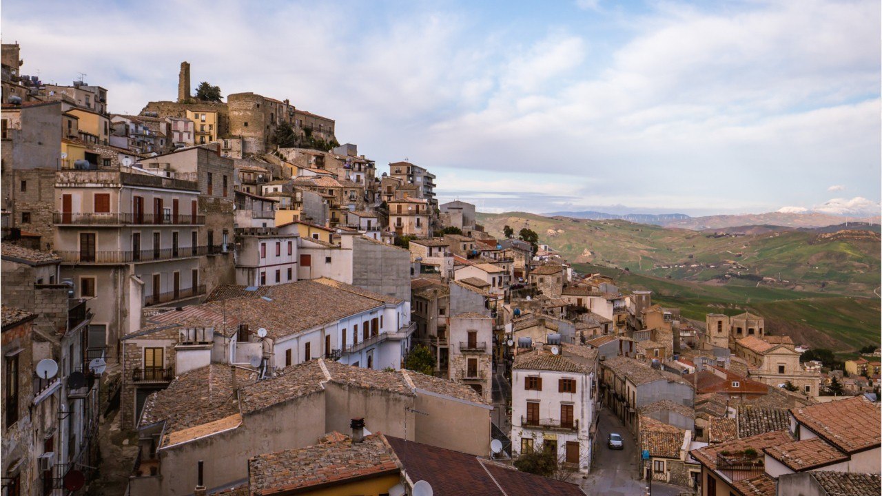 Le village sicilien qui a inventé la maison à 1 euro fait marche arrière