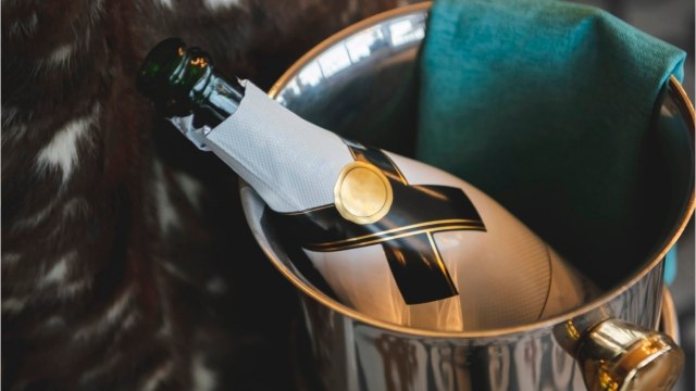 Après avoir menacé de suspendre ses livraisons de champagne en Russie, Moët Hennessy fait marche arrière