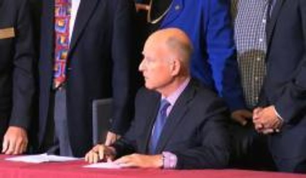 Gobernador firma ley que promueve intercambio comercial binacional