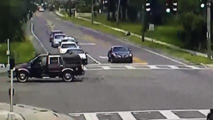 VIDEO: Mujer cae de camioneta en movimiento en plena avenida de Florida