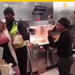 Empleada de McDonads golpea a clienta altanera