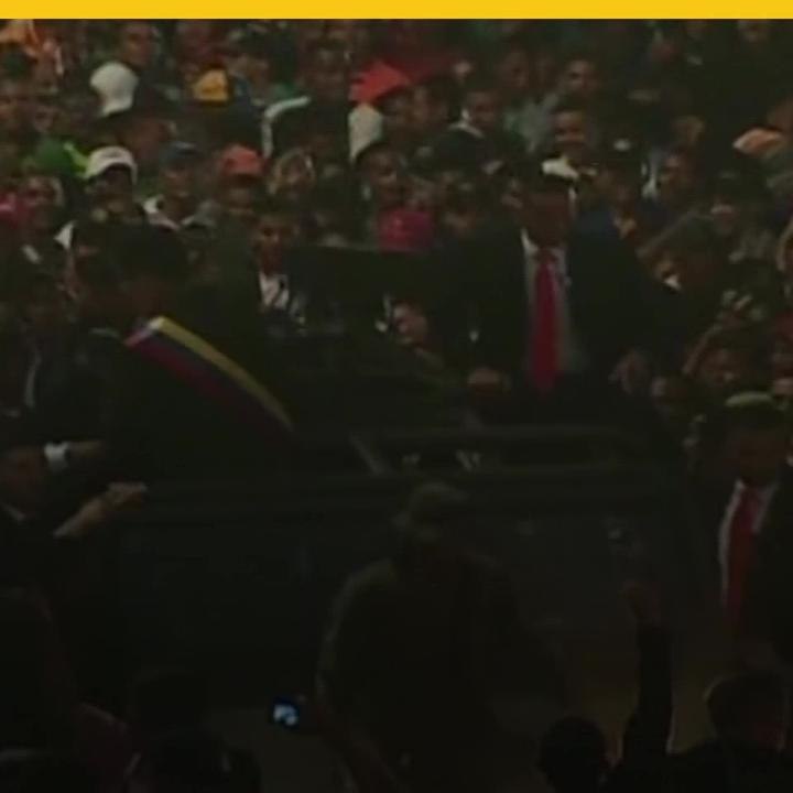 Despiden a Maduro lanzándole objetos