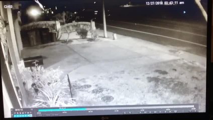 Conductor huye tras dejar camino de destrucción a su paso en San Diego