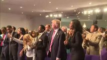 Trump coquetea con votantes negros