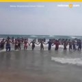 cadena humana para salvar a personas del mar
