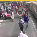 Policía salva a niña de ser arrollada por tren