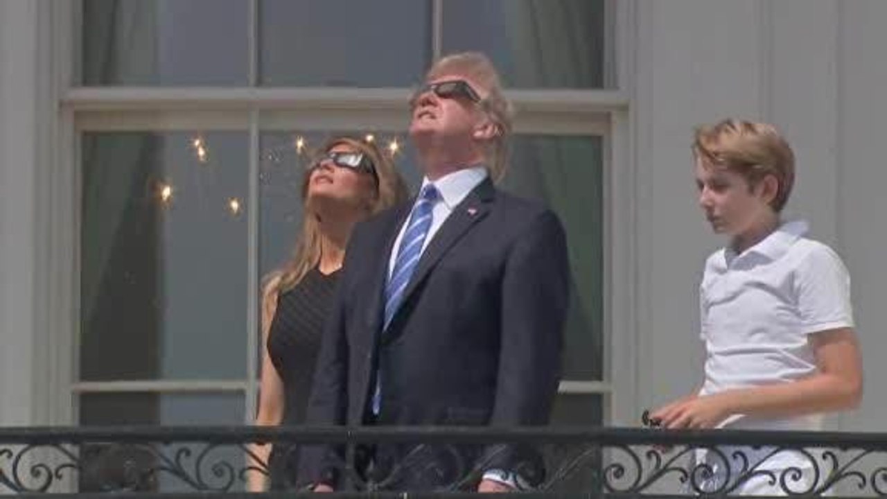 Trump y Melania miran el eclipse