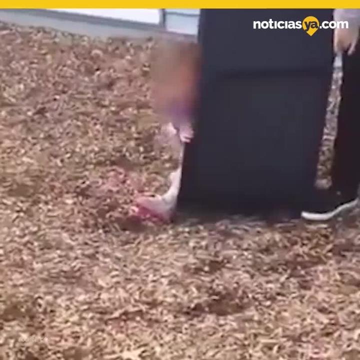 Atrapada debajo de un contenedor en un daycare