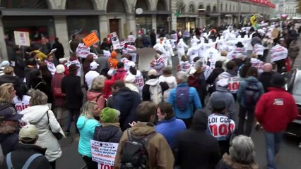 Plusieurs milliers de personnes contre les mesures anti-Covid à Genève
