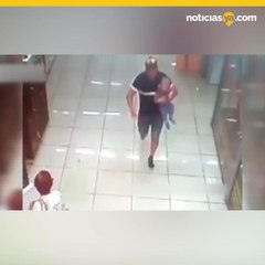 Rompen un vidrio para rescatar a bebé en Rusia