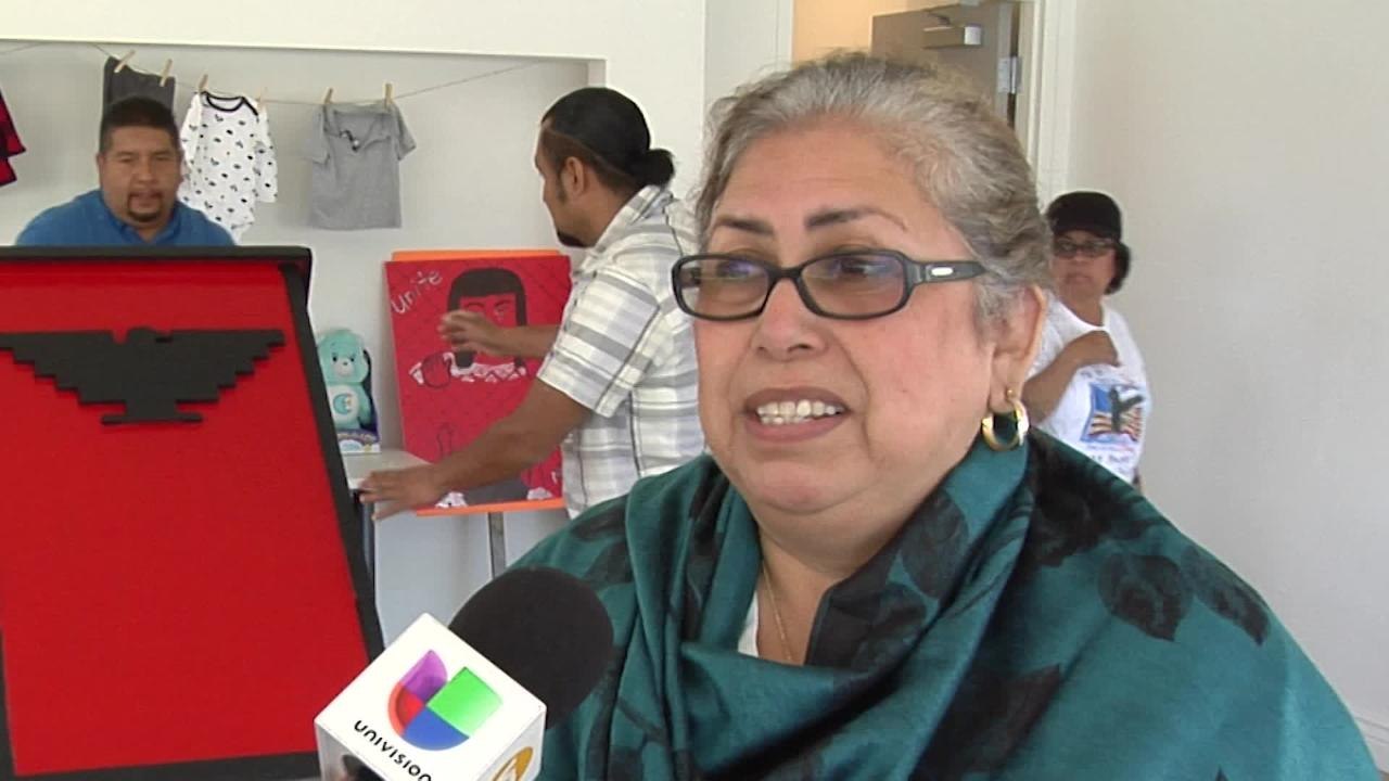 MOTHER HELPING CHILDREN IN THE BORDER