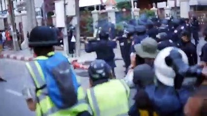 ปะทะเดือด "ม็อบ14พฤศจิกา64" หินปาตำรวจ คฝ.ยิงกระสุนยาง บาดเจ็บ1