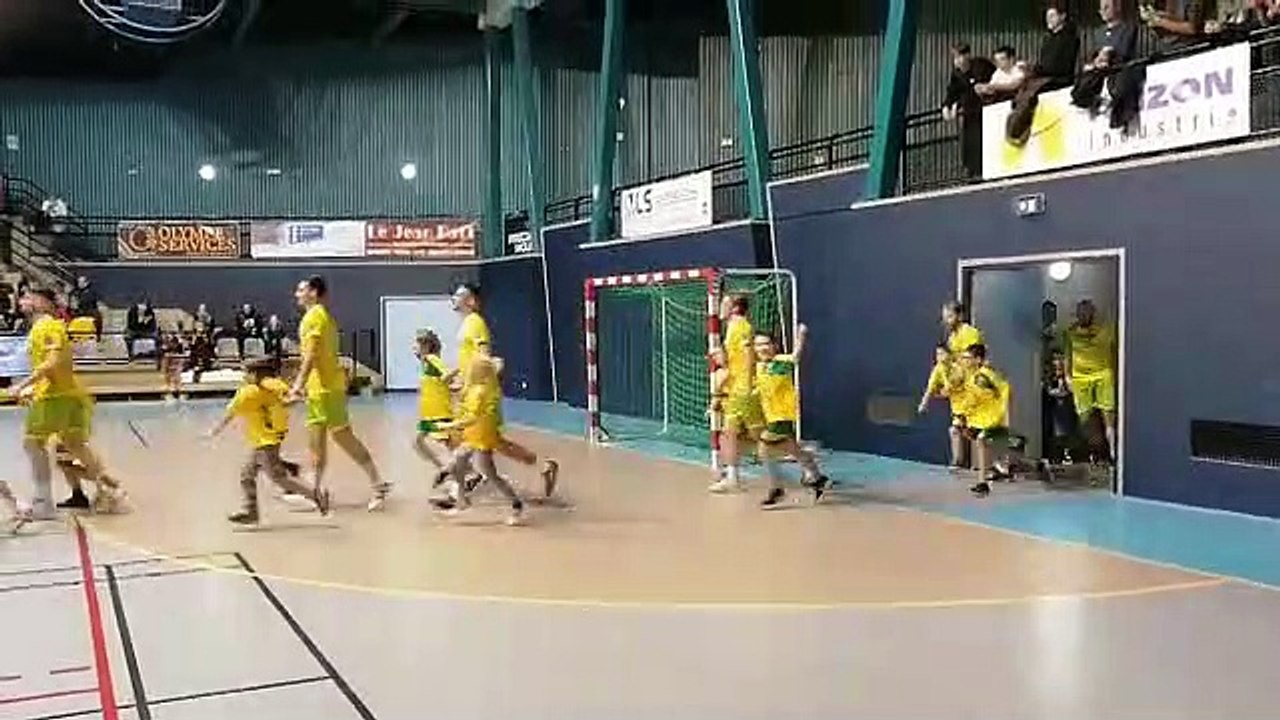 Nos jeunes en Nationale 2 ! Une partie de nos nos M9 et M11 ont eu le plaisir d'accompagner l'équipe phare du département ce samedi 13/11. Grande fierté devant un public nombreux;