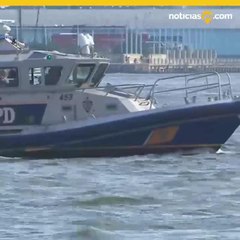 bebe flotando en east river