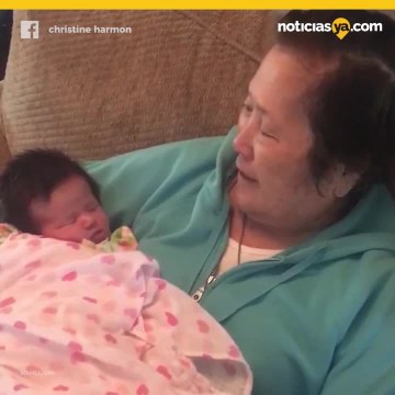 Abuela con Alzheimer recuerda vieja canción al arrullar a nieta