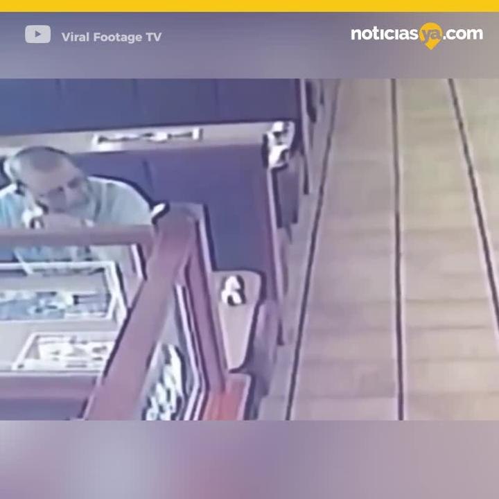 Arrestan a hombre tras darle nalgada a una mese...