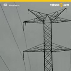 Tras varios intentos hombre se lanza de una torre de energía
