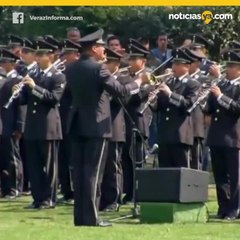 Celebran a la bandera mexicana... ¡al revés!