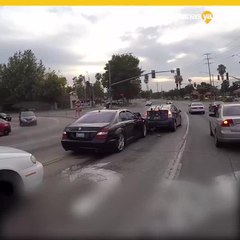 Motociclista graba y persigue a conductor en fuga tras chocar.mp4