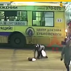 Mujer se levanta y camina tras ser atropellada