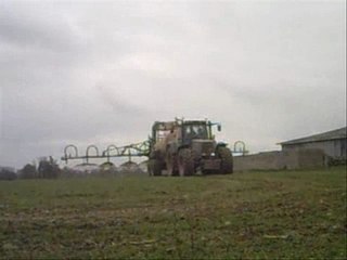 Lisiser sur blé avec fendt 916 et tonneau mauguin