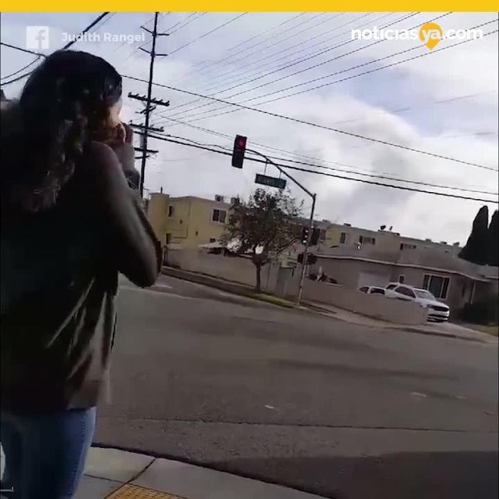 Agentes de inmigración arrestan a mujer frente a sus tres hijas