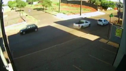 Câmera de segurança registra movimentação após batida na Rua Rio da Paz seguida de ameaça