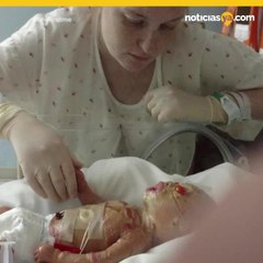 Madre baa a su bebe con cloro para mantenerlo vivo
