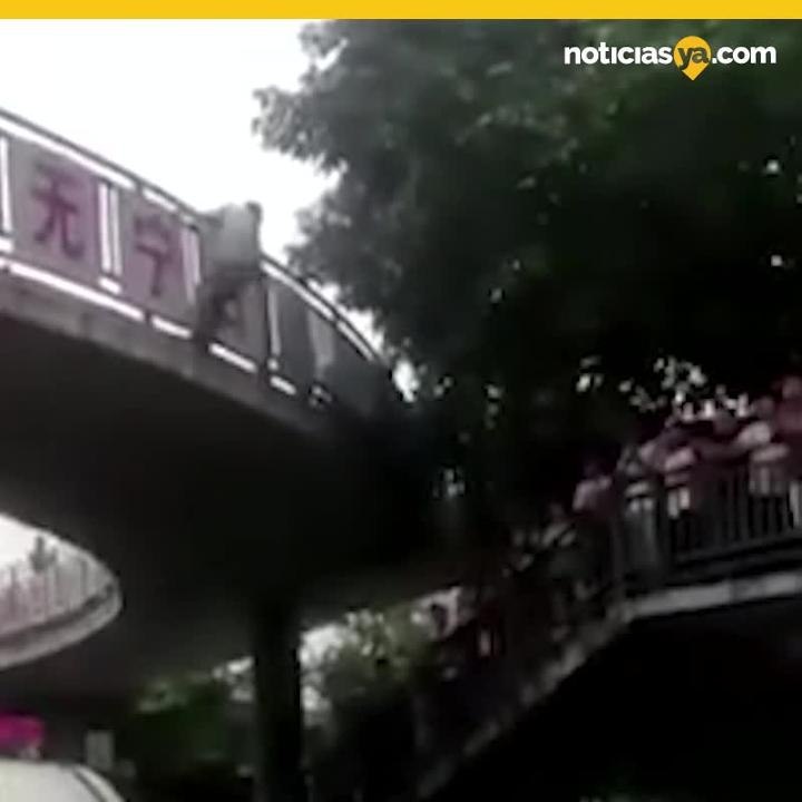 Polica atrapa a hombre suicida que salta de un puente en China