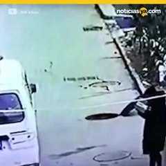 Niño sale expulsado por explosión de alcantarilla