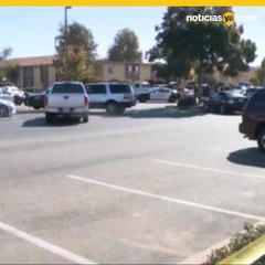 Acusado del homicidio de oficiales de California ríe en corte