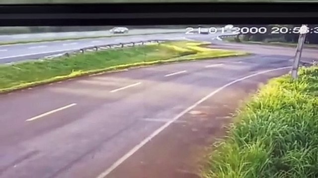 Dois homens morrem após grave colisão entre dois carros na BR-376