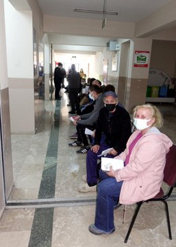 Bulgaristan vatandaşları sandık başına gitti