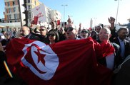 Tunus'ta parlamento önünde Devlet Başkanının yetkileri protesto edildi