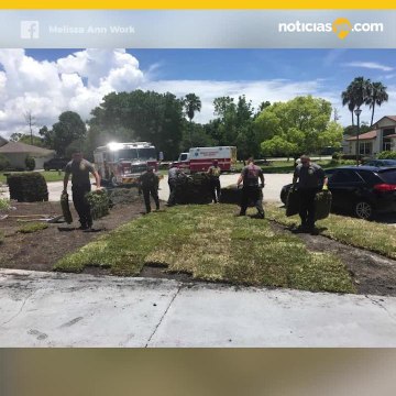 Bomberos salvan a hombre de ataque cardiáco y le ayudan con su patio