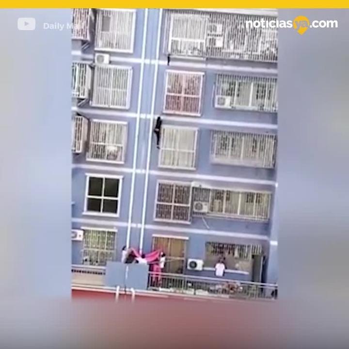 Spider-Man trepa edificio para salvar a niño colgado de ventana