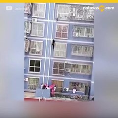 Spider-Man trepa edificio para salvar a niño colgado de ventana