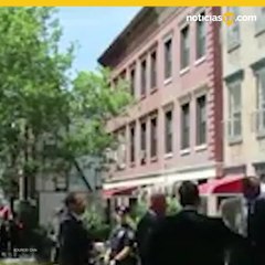 Corta brazo de su esposa embarazada