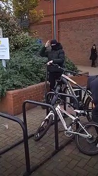 Deux hommes volent des vélos en pleine rue passante (Londres)