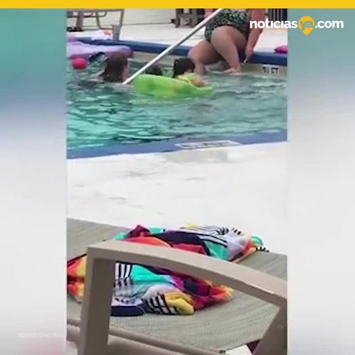 Se depila en alberca llena de turistas