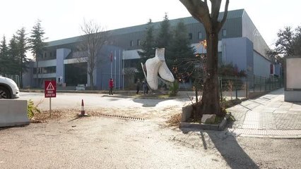 Ankara Büyükşehir Belediyesine kapalı olan "buz pateni" salonu için tepki