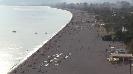 Tatilciler kasımda denize girmenin keyfini çıkardı